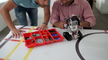 Grup genç mühendis robot makinede çalışan