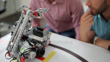 Bin yıllık arkadaşları yeni Robotik makineler testleri
