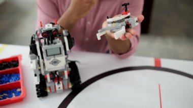 Genç profesyonel tasarımı yeni robot aygıt