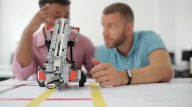 İki sawyers birlikte mühendislik ekibi