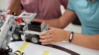 Erkek meslektaşları Robotik makineler hareket ile deneme