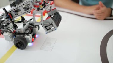 Kendini otomatik robot makine içinde hareket