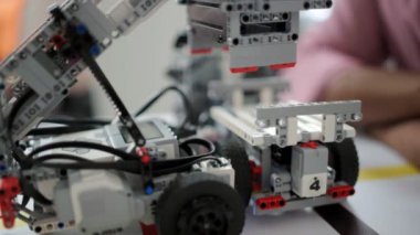 Robot cihazlarda çalışan kurmak ölçeklendirilen bak
