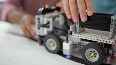 Erkek mühendis Robotik makineler ile çalışıyor