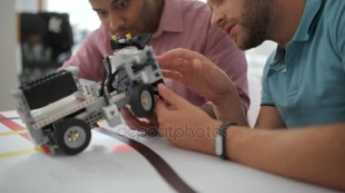 Takım profesyonel tartışırken robot makinenin