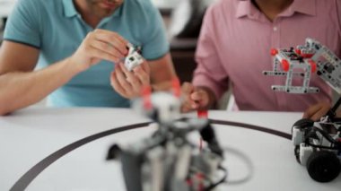 Yeni robot projelerine tartışırken iş arkadaşları