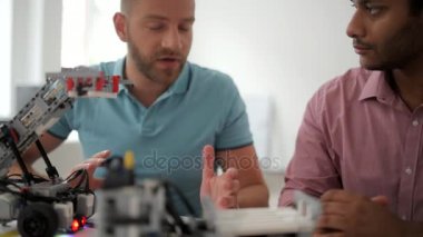 Erkek meslektaşları mühendislik proje üzerinde birlikte çalışma