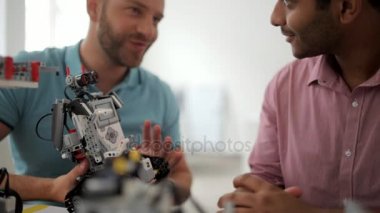 Olumlu erkek robot üzerinde konuşuyor