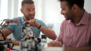 Parlak erkek meslektaşları robot vasiyetle avantajları tartışıyor