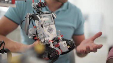 Robot erkek elinde yakın çekim