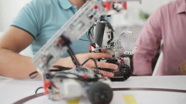 Robot tartışırken sözümüzün yakın çekim