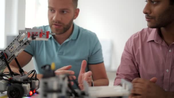 Millennial ingenieros charlando en la mesa — Vídeos de Stock