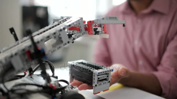 Процес тестування роботизованих машин — стокове відео