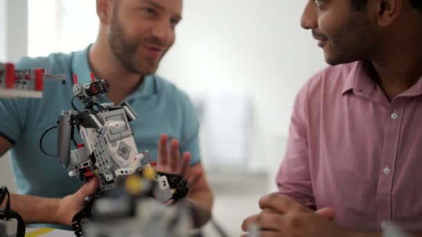 Les hommes positifs parlent sur le robot — Video