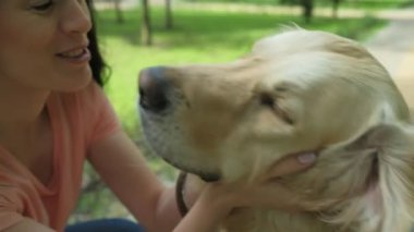 Onun köpeği ile eğleniyor güzel neşeli kadın