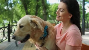 Onun köpeği ile bankta oturan güzel kadın