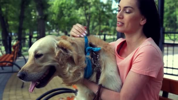 Glimlachend mooie vrouw genieten van tijd met haar hond — Stockvideo