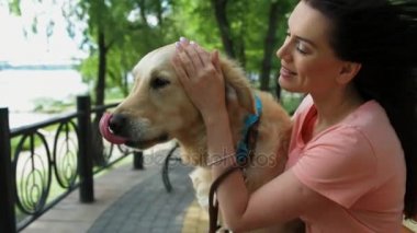 Sevgi dolu genç kadın parkta köpeğiyle dinlenme