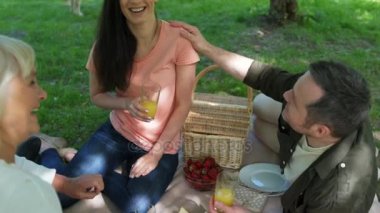 Çok memnun aile piknik keyfi