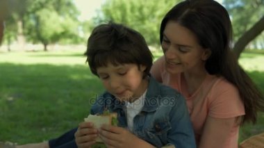 Sevgi dolu bir anne küçük oğlu ile bir piknik keyfi