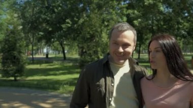 Pozitif gülümseyen çift açık havada yürüyüşe sahip