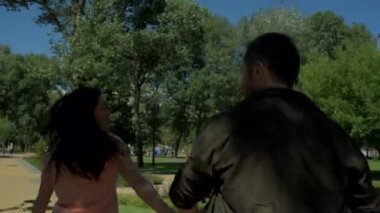 Arkadan Görünüm pozitif bir çiftin birlikte parkta çalışan