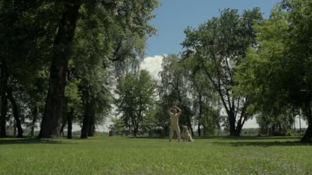 Hombre adulto lanzando la pelota de goma para su perro — Vídeos de Stock