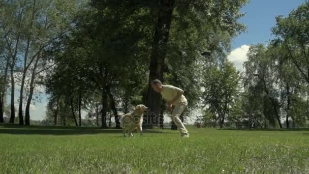 Radostný muž si hraje se svým psem — Stock video