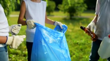 Dost canlısı küçük ekologlar parkta temizlerken takım içinde çalışma