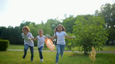 Kameraya çalıştıran ve gülümseyerek olumlu küçük ekologlar
