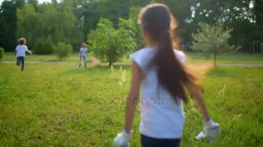 Orada çöp temizlerken Park'ta çalışan enerjik genç gönüllüler