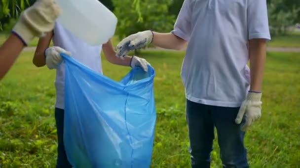 Jovens voluntários atentos cooperando enquanto mantêm o parque limpo — Vídeo de Stock