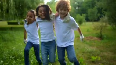 Gerçek arkadaşlar yerel parkta gönüllü kucaklayan