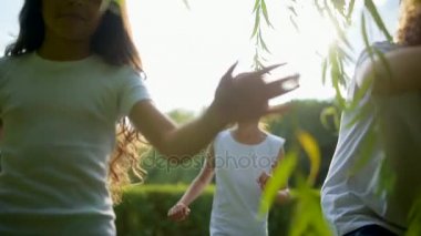 Söğüt ağacı yol çalışan gençler büyüleyici grup