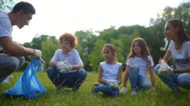 İki gönüllü çalışmalarını açıklayan çocuklar somun ve civata