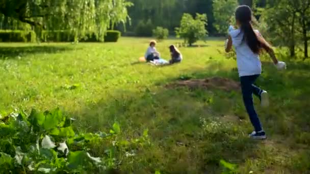 Energický dobrovolníků dívka běží a pádu dolů neočekávaně — Stock video