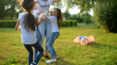 Heyecanlı çocuk parkında yayılan gönüllü gönderme