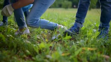 Bak yerel park dikkat çekici çocuklar üzerinde ölçekli