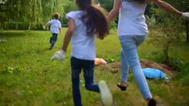 Çocuklar parkta oynarken gönüllü yakalamak