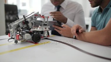 Studio robot vasiyetle tartışırken erkekler kadeh yukarıya kapatmak