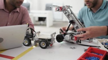 İki Office test robotlar dostum