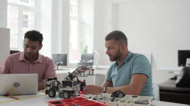Yeni araç olanakları çalışırken iş arkadaşları