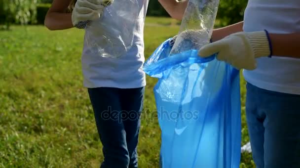 Opgeschaald blik op kinderen schoonmaken Prullenbak in park — Stockvideo