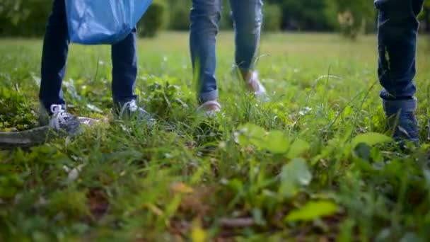 Ampliación de la mirada en los niños que cuidan del parque local — Vídeo de stock