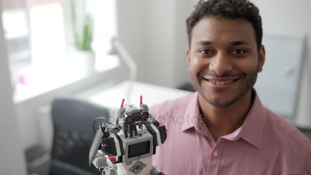 Stralende man poseren met zijn robot — Stockvideo