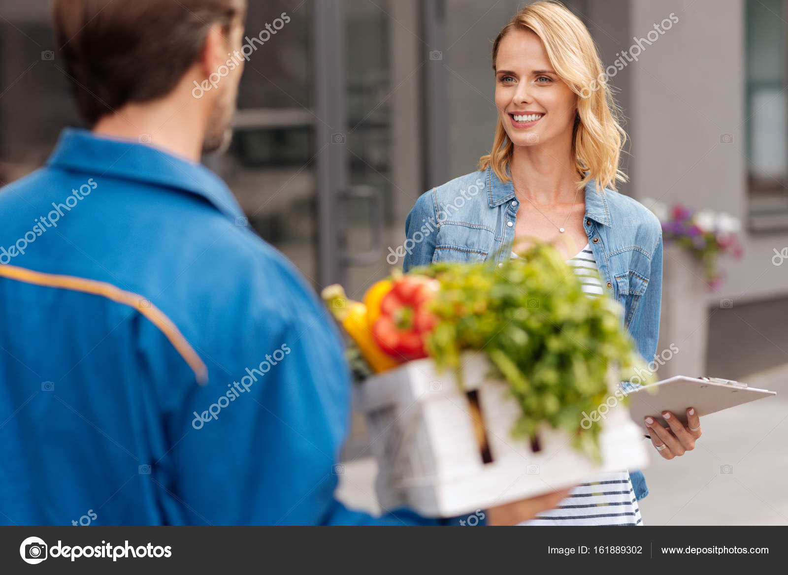 Женщина доставщик. Девушка встречает курьера. Показала курьеру. Блогерша из питера. Девушка встречает курьера видео.