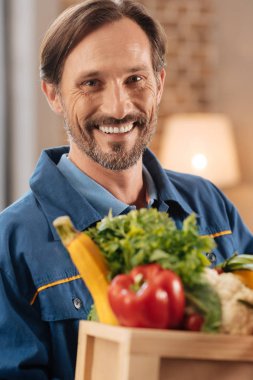 Etkin çekici bir adam insanlara yardım sevindim