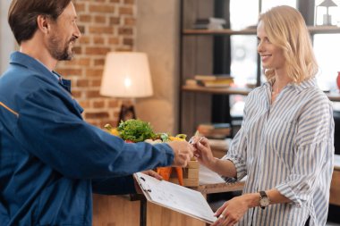 İmza için soran düzgün özenli adam