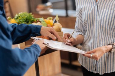 Onun imza koyarak akıllı güzel kadın