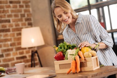 Heyecanlı canlı kadın onun alımları arıyorsunuz